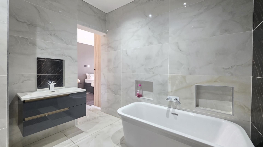 6 Bedroom Property for Sale in The Islands Estates North West